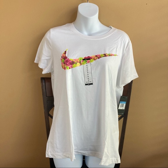 Nike Tops - Nike shirt Size M